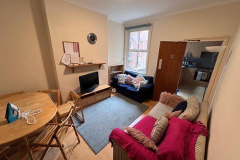 5 bedroom terraced house to rent, *£122pppw excluding bills* Derby Road, Nottingham NG7 1NX
