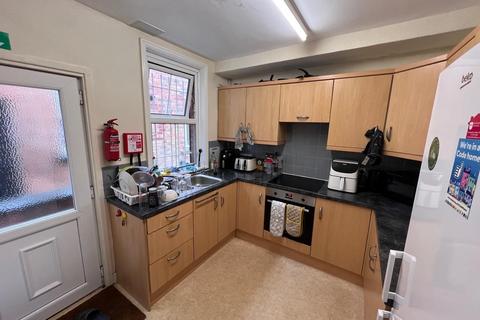 5 bedroom terraced house to rent, *£122pppw excluding bills* Derby Road, Nottingham NG7 1NX