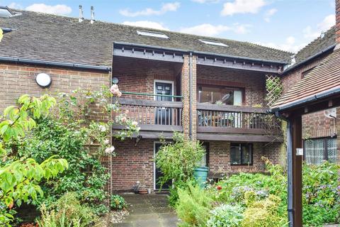 2 bedroom flat for sale, Pound Farm Road, Chichester, PO19