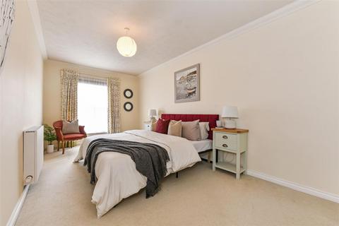 2 bedroom flat for sale, The Hornet, Chichester, PO19