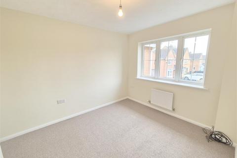 3 bedroom terraced house to rent, Hampton Close, Coalville LE67