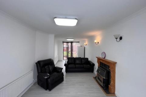 3 bedroom end of terrace house to rent, Cheveral Avenue CV6