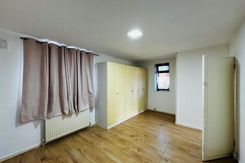 3 bedroom semi-detached house to rent, Dryfield Road, Edgware HA8