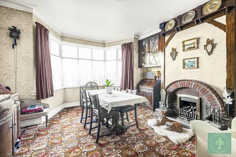 4 bedroom semi-detached house for sale, Ridge Avenue, Winchmore Hill, London, N21