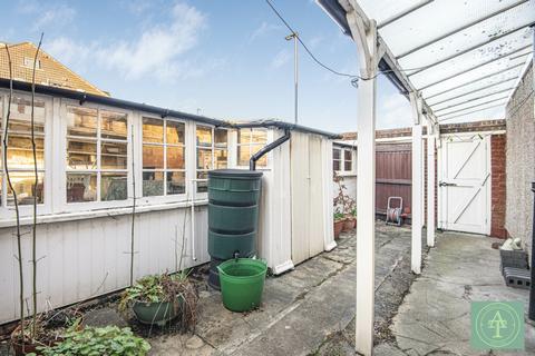 4 bedroom semi-detached house for sale, Ridge Avenue, Winchmore Hill, London, N21