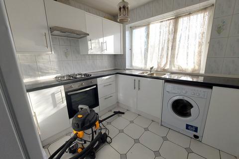 2 bedroom property to rent, The Holt, Hainault