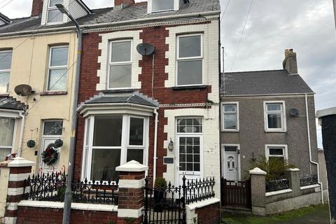 3 bedroom end of terrace house to rent, Greville Road, Milford Haven