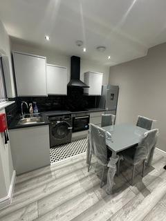 2 bedroom flat to rent, Dickenson Road, M14 5AZ