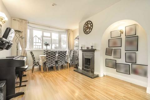 4 bedroom terraced house to rent, Lisbon Avenue, Twickenham TW2