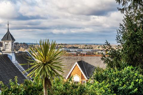 2 bedroom townhouse for sale, 21 Brodie Road, Guildford, GU1.