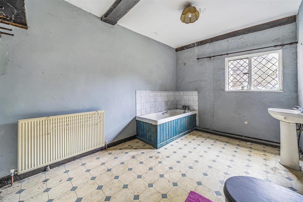 10 Bathroom No.1.jpg