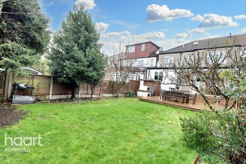 5 bedroom end of terrace house for sale, Hamilton Avenue, Romford, RM1 4RP