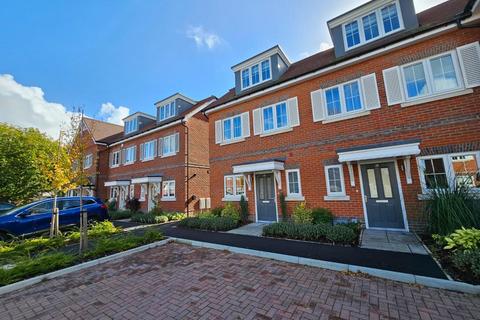 3 bedroom townhouse to rent, Broadleaf Place, Caterham