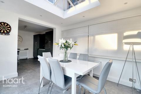 3 bedroom semi-detached house for sale, Poplar Street, Romford, RM7 7JD