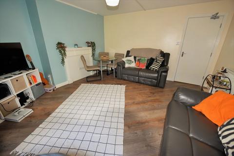 3 bedroom flat to rent, 160 Otley Road, Flat 6