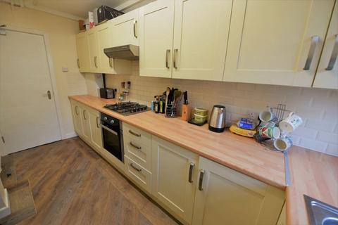 3 bedroom flat to rent, 160 Otley Road, Flat 6