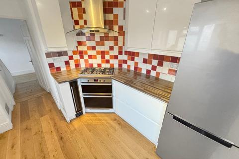 4 bedroom semi-detached house to rent, Hounslow TW5