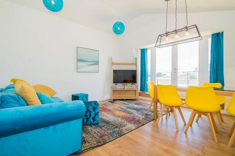 2 bedroom flat to rent, Kew Bridge Road, Brentford, Middlesex