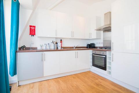 2 bedroom flat to rent, Kew Bridge Road, Brentford, Middlesex
