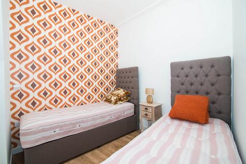 2 bedroom flat to rent, Kew Bridge Road, Brentford, Middlesex