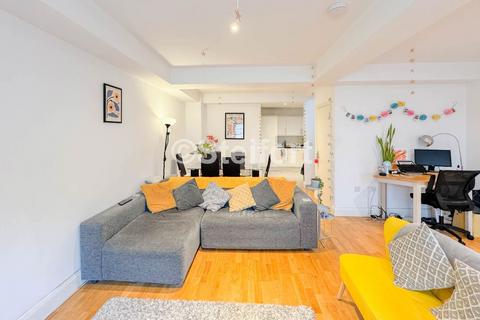 3 bedroom flat to rent, Holloway Road, London, N7