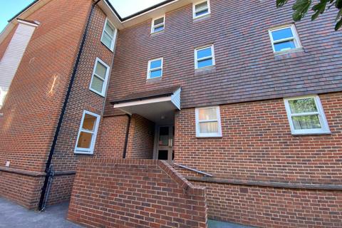 2 bedroom flat to rent, Marine Road, Deal CT14