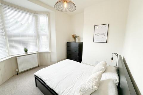 3 bedroom apartment to rent, Warwick Street, Heaton