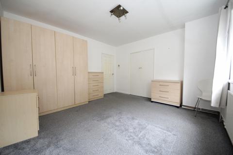 2 bedroom maisonette to rent, Cromwell Close, N2