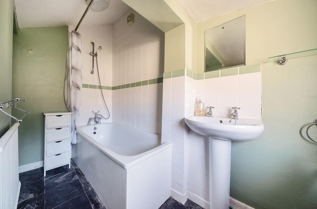 Bathroom (G/F)