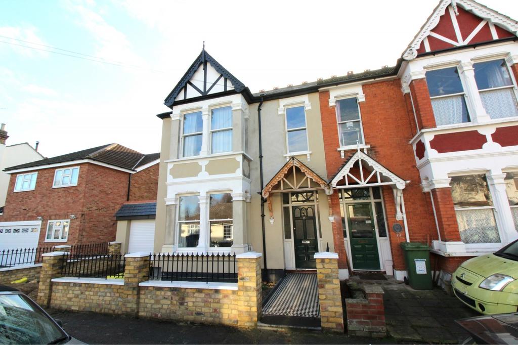 Stanley Road, Hornchurch, Essex, RM12 2 bed £1,175 pcm (£