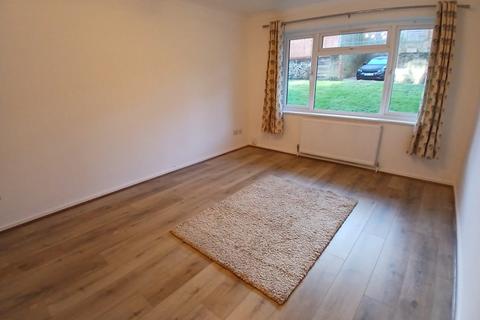 2 bedroom apartment to rent, Oakdene Road, Redhill