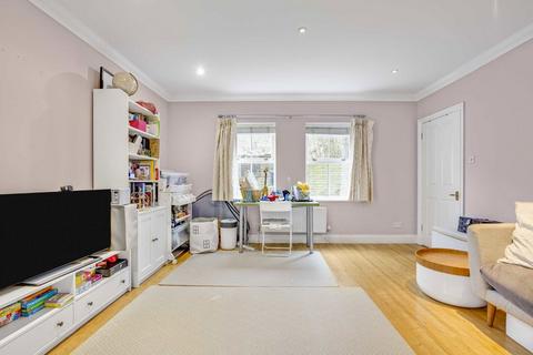 3 bedroom semi-detached house to rent, Hydethorpe Road, London SW12