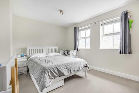 3 bedroom semi-detached house to rent, Hydethorpe Road, London SW12