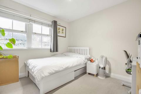 3 bedroom semi-detached house to rent, Hydethorpe Road, London SW12