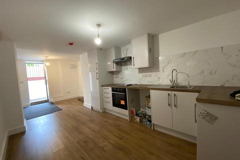 3 bedroom apartment to rent, Salisbury Road, Chorlton