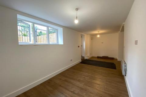 3 bedroom apartment to rent, Salisbury Road, Chorlton