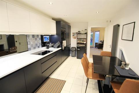 22 Admiral Way, Hyde, SK14 4TU