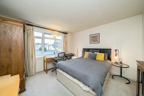 2 bedroom flat for sale, Rowan Close, London SW16