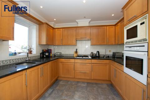 2 bedroom penthouse for sale, Aldermans Hill, London N13