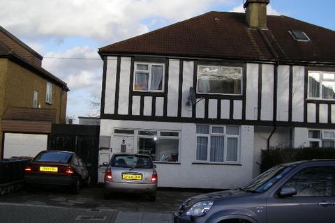 Studio to rent, Carlton Avenue, Harrow HA3