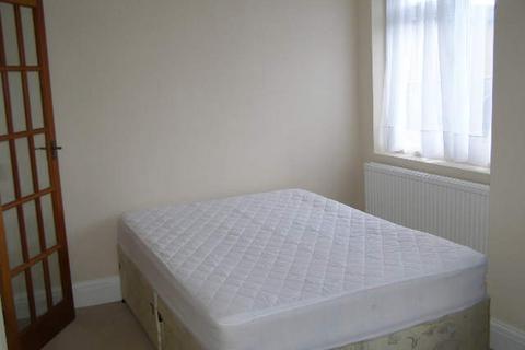 Studio to rent, Carlton Avenue, Harrow HA3