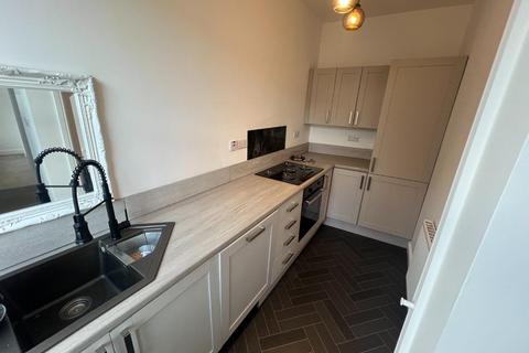 2 bedroom end of terrace house to rent, Jennetts Crescent, Otley, LS21 3EB