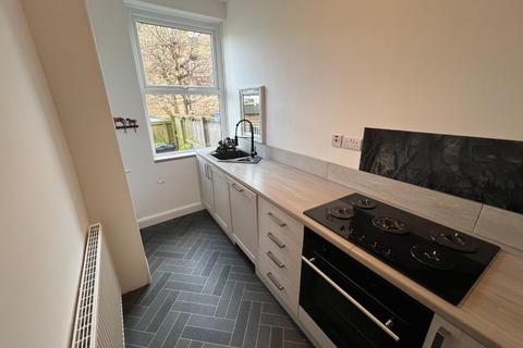 2 bedroom end of terrace house to rent, Jennetts Crescent, Otley, LS21 3EB