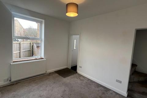 2 bedroom end of terrace house to rent, Jennetts Crescent, Otley, LS21 3EB