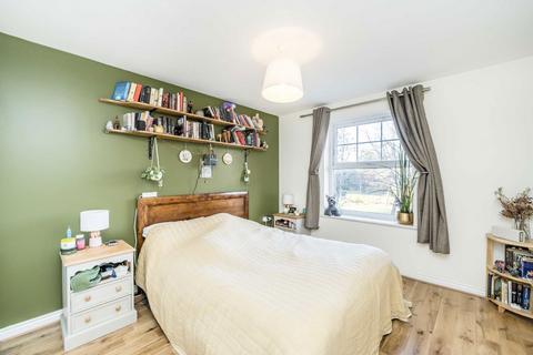 2 bedroom flat for sale, Boddington Gardens, London W3