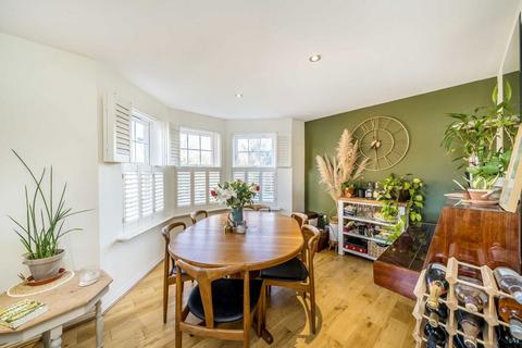 2 bedroom flat for sale, Boddington Gardens, London W3