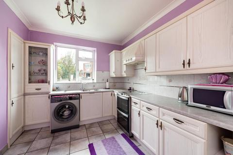 2 bedroom flat for sale, Green Lanes, London N13