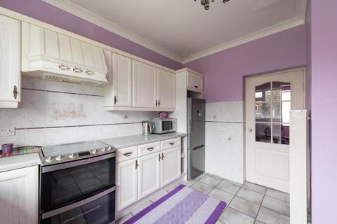 2 bedroom flat for sale, Green Lanes, London N13