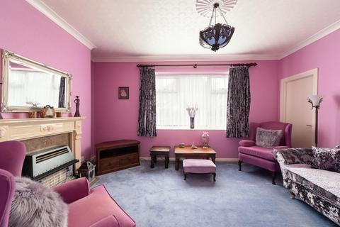 2 bedroom flat for sale, Green Lanes, London N13