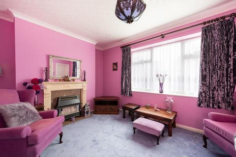 2 bedroom flat for sale, Green Lanes, London N13